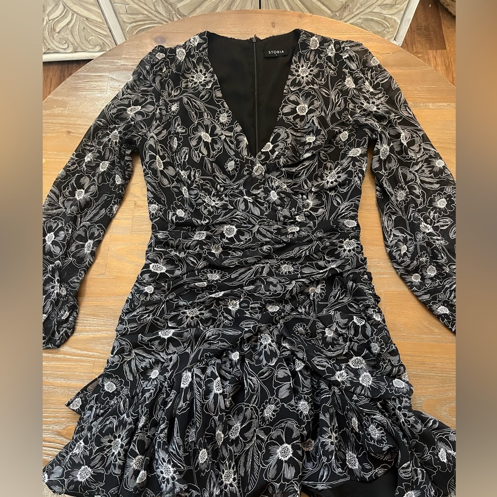 Storia black and white floral longsleeve ruched dress